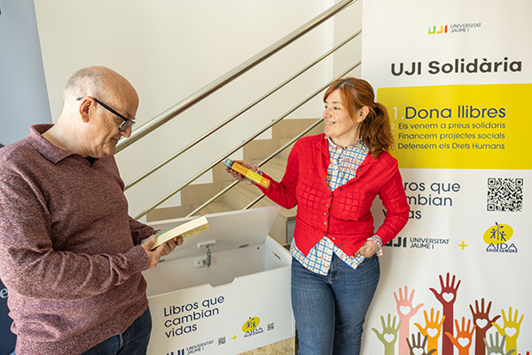 L’UJI i l’ONG AIDA signen un conveni per a promoure la cooperació mitjançant la donació de llibres