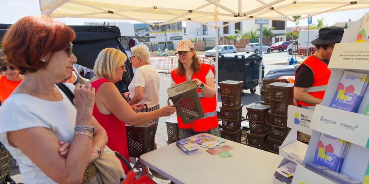 Benicàssim facilita la separació de residus orgànics en les llars amb el repartiment de 20.000 poals marrons i bosses biodegradables
