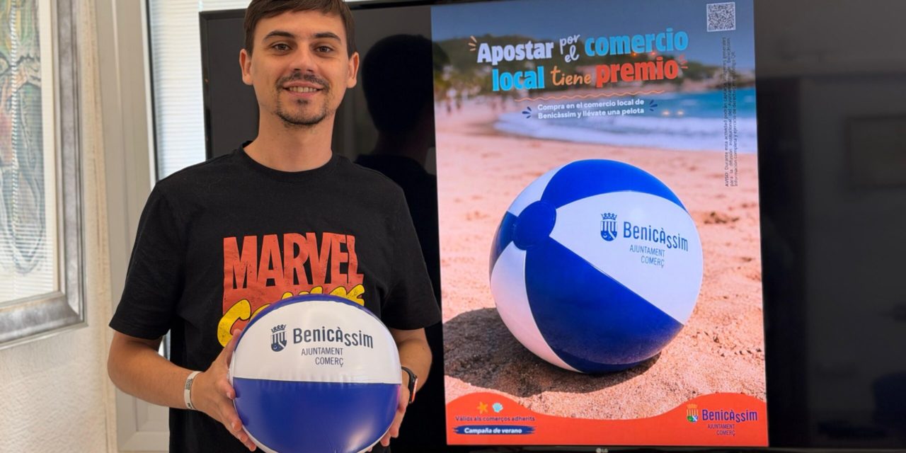 Els establiments reparteixen pilotes de platja per a incentivar el comerç local en el període estival