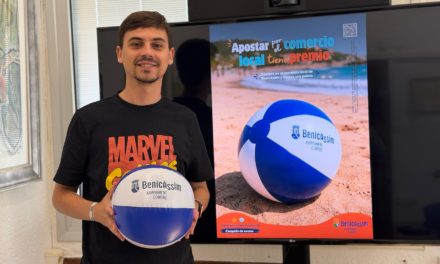 Els establiments reparteixen pilotes de platja per a incentivar el comerç local en el període estival